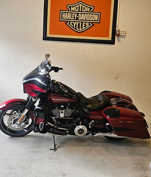 Harley-Davidson FLHXSE CVO Street Glide 4 of 14