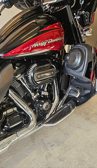 Harley-Davidson FLHXSE CVO Street Glide 9 of 14
