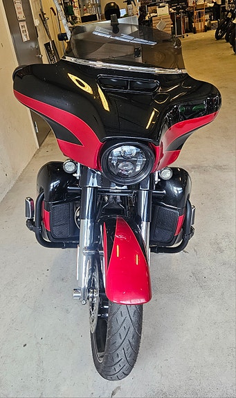 Harley-Davidson FLHXSE CVO Street Glide 7 of 14