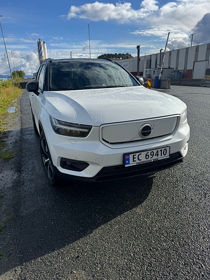 Volvo XC40 2 of 4