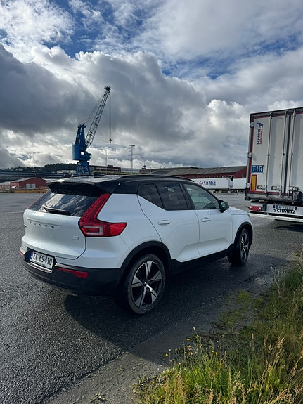 Volvo XC40 3 of 4