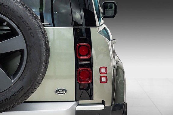 Land Rover Defender 110 4 of 26