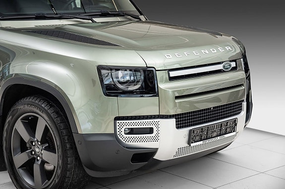 Land Rover Defender 110 2 of 26