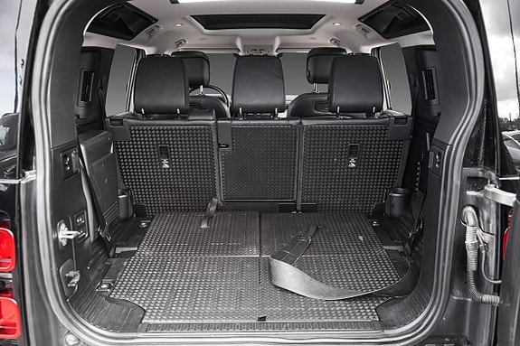 Land Rover Defender 110 12 of 26