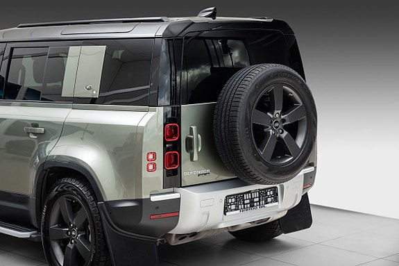 Land Rover Defender 110 19 of 26