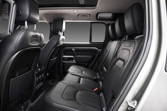 Land Rover Defender 110 23 of 26
