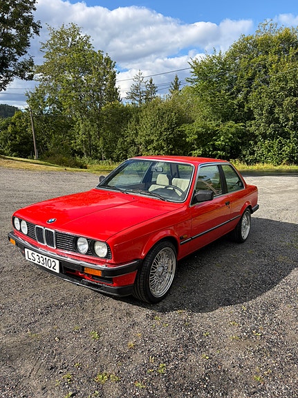 BMW 318i 3 of 7