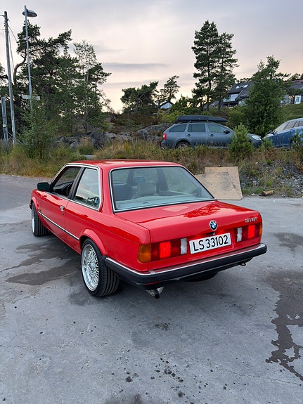 BMW 318i 4 of 7