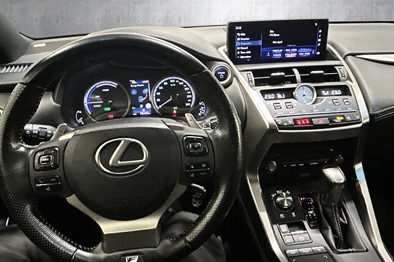 Lexus NX300h 24 of 28