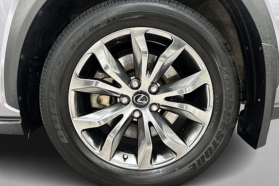 Lexus NX300h 18 of 28