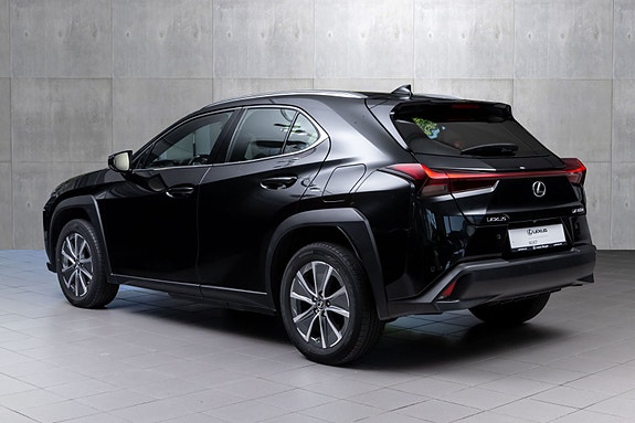 Lexus UX300e 4 of 26
