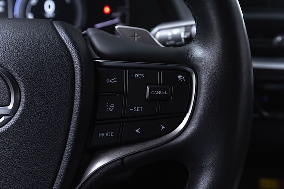 Lexus UX300e 12 of 26