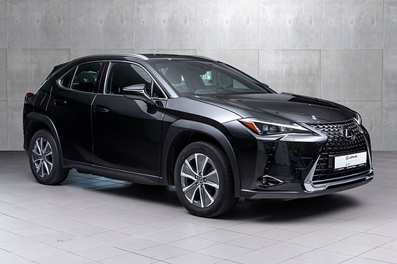 Lexus UX300e 8 of 26