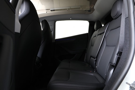 Tesla Model Y 8 of 30