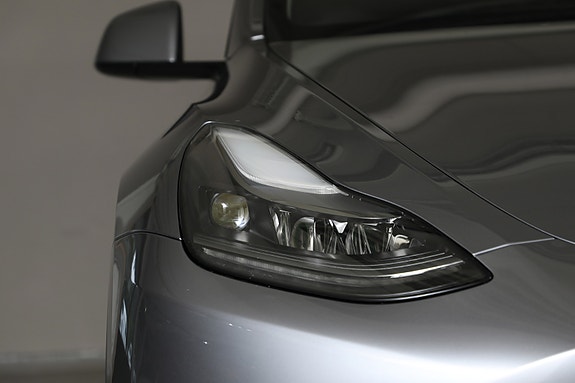 Tesla Model Y 14 of 28