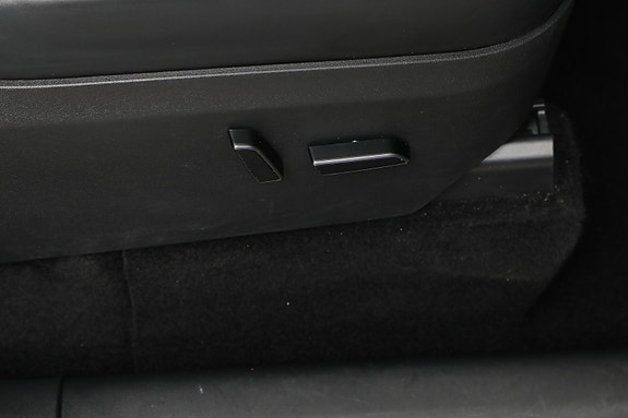 Tesla Model Y 24 of 28