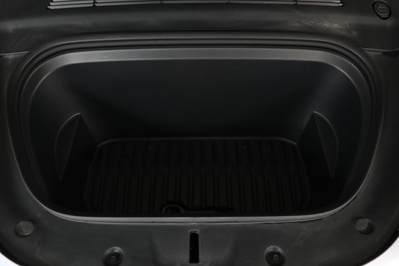 Tesla Model Y 27 of 28