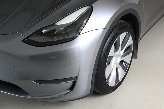 Tesla Model Y 12 of 28