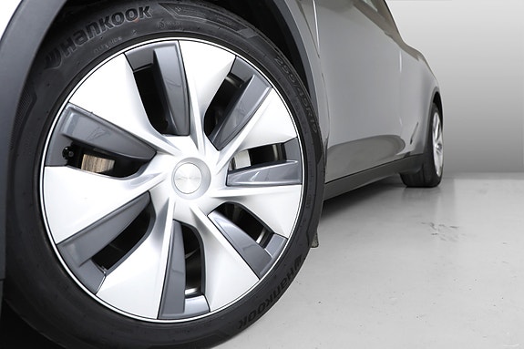 Tesla Model Y 13 of 28