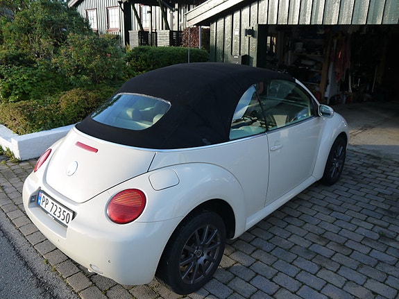 Volkswagen New Beetle 3 of 15