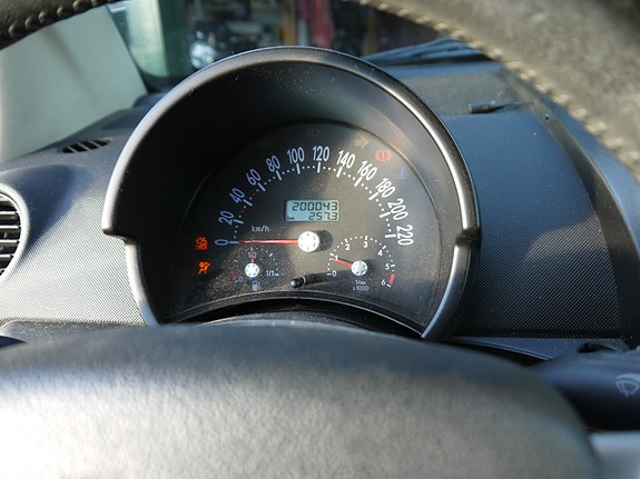 Volkswagen New Beetle 8 of 15