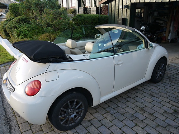 Volkswagen New Beetle 12 of 15
