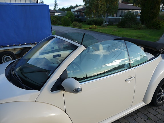 Volkswagen New Beetle 9 of 15