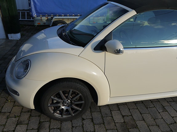 Volkswagen New Beetle 5 of 15