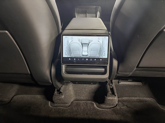 Tesla Model Y 24 of 30