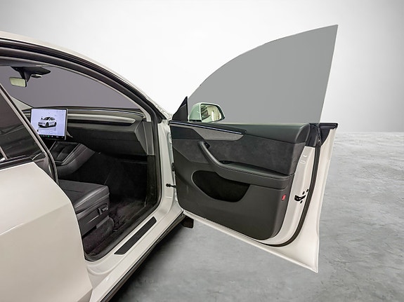 Tesla Model Y 18 of 30