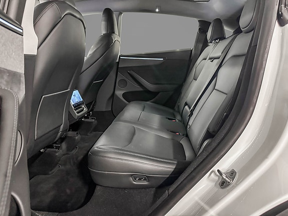 Tesla Model Y 23 of 30