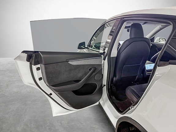 Tesla Model Y 22 of 30