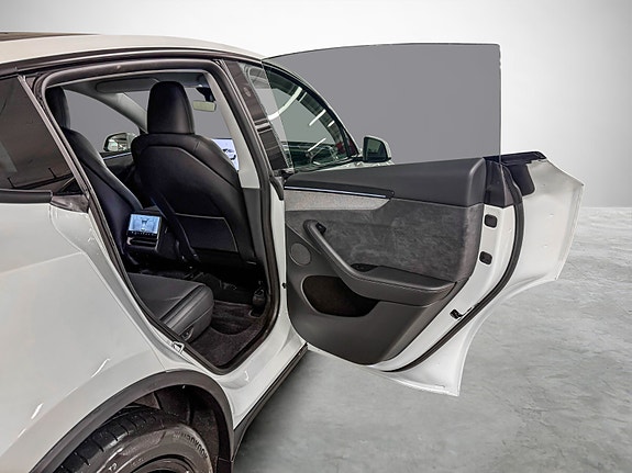 Tesla Model Y 25 of 30