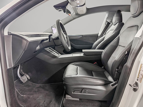 Tesla Model Y 10 of 30