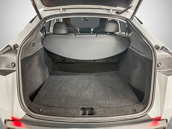 Tesla Model Y 28 of 30