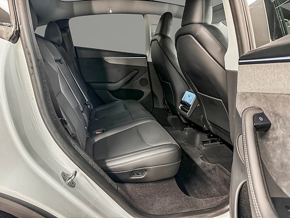 Tesla Model Y 26 of 30