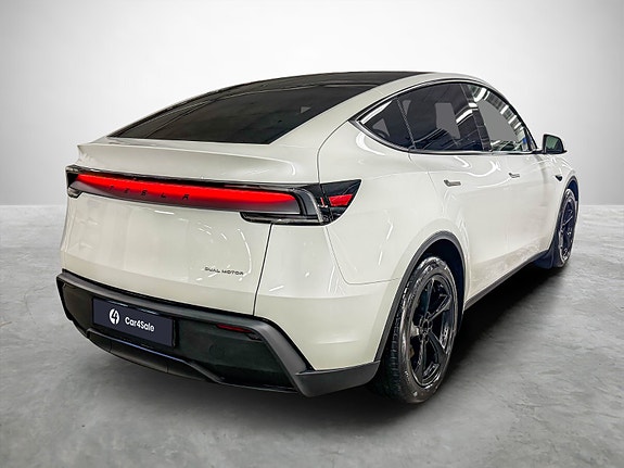 Tesla Model Y 5 of 30