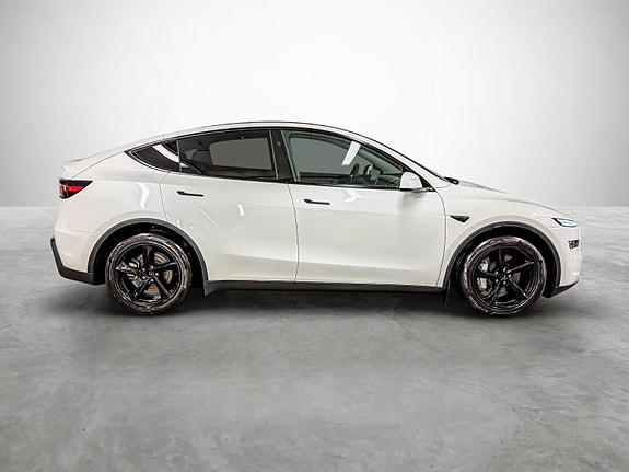 Tesla Model Y 6 of 30