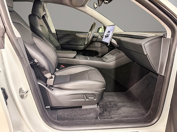 Tesla Model Y 19 of 30