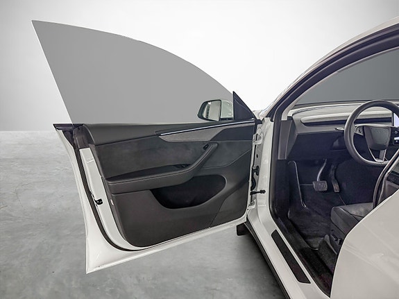 Tesla Model Y 9 of 30