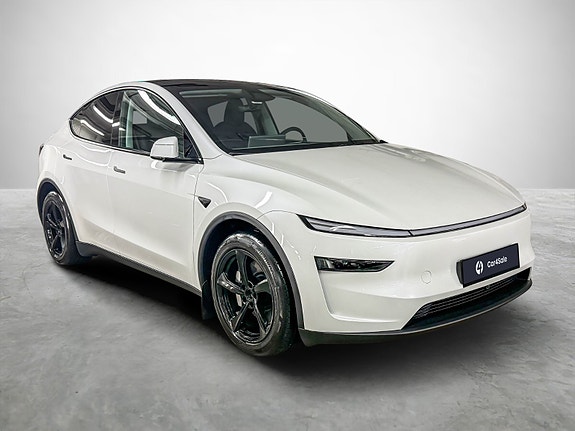 Tesla Model Y 7 of 30