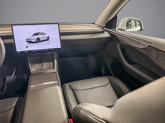 Tesla Model Y 21 of 30