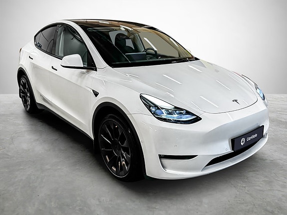 Tesla Model Y 7 of 30
