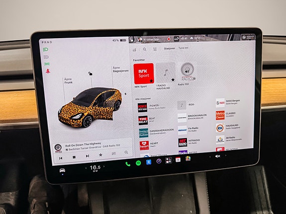 Tesla Model Y 23 of 30