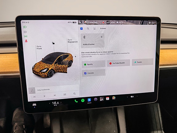 Tesla Model Y 25 of 30