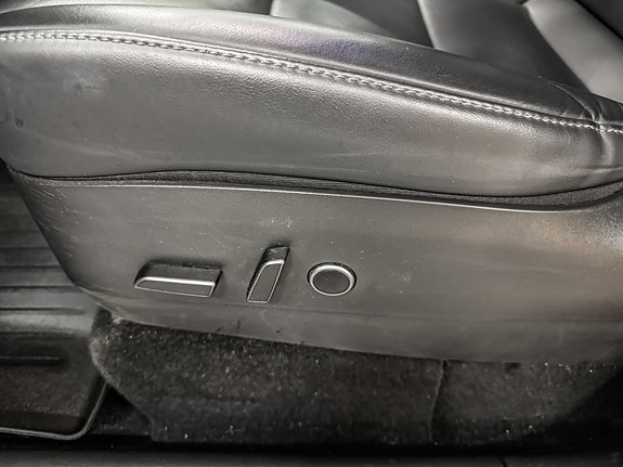 Tesla Model Y 12 of 30