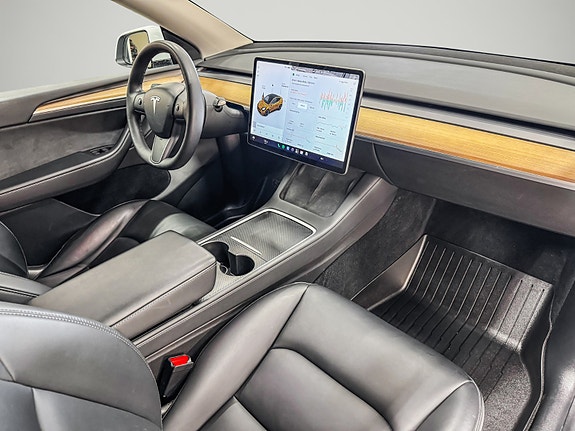 Tesla Model Y 27 of 30