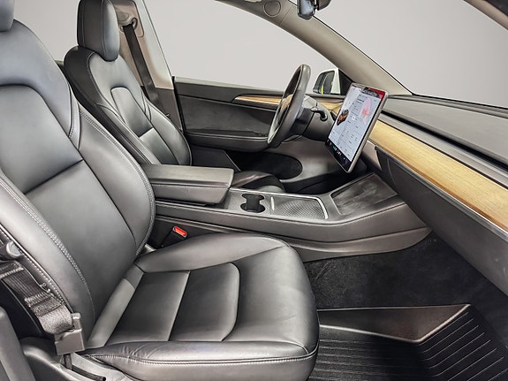 Tesla Model Y 28 of 30