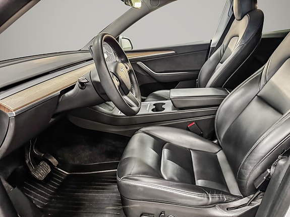 Tesla Model Y 11 of 30