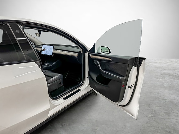 Tesla Model Y 30 of 30